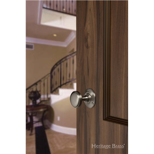 Richmond Door Knob on Rose in Polished Chrome