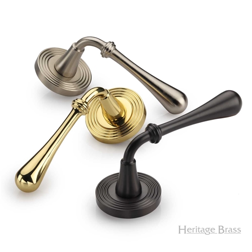 Roma Reeded Door Handle on Round Rose in Polished Brass