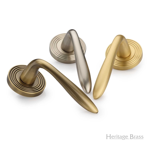 Sutton Reeded Door Handle on Round Rose in Satin Brass
